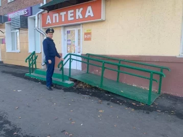 Фото: В Кузбассе аптеку обязали оборудовать вход для людей с ограниченными возможностями 1