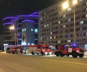 Фото: «Много пожарных машин»: очевидцы сообщили о ЧП в многоэтажке Кемерова 1