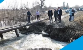 Паводковые воды разрушили мост через реку в кузбасском селе
