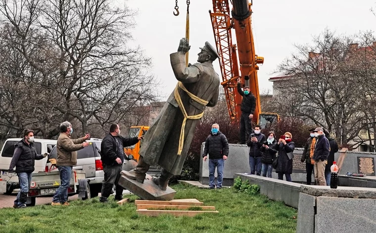 Фото: Захарова заявила, что снос памятника Коневу в Праге «не останется без ответа» 2