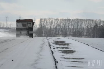 Фото: В Новокузнецке перекрыли дорогу из-за снегопада 1