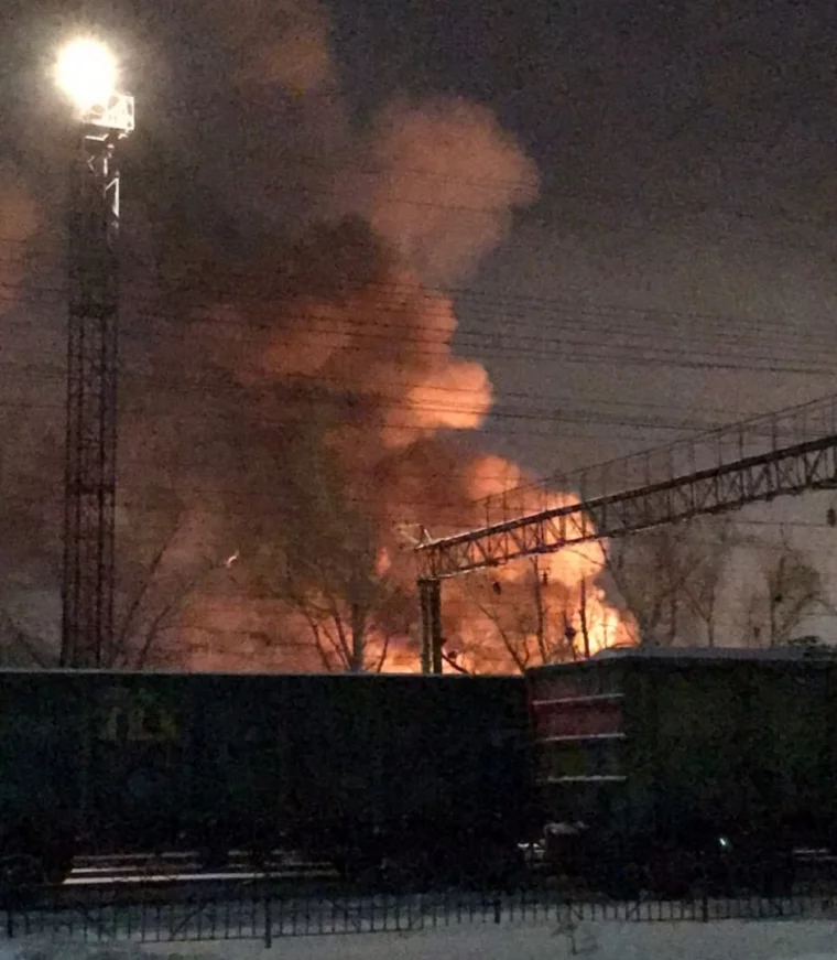 Фото: Появились фотографии с места крупного пожара на складе в центре Кемерова 2