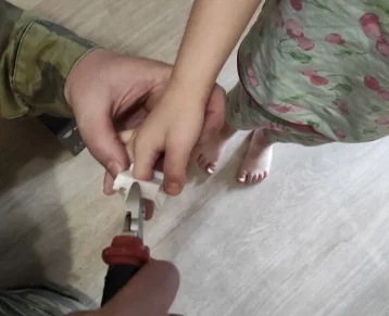 Фото: В Кузбассе палец ребёнка застрял в игрушке: потребовалась помощь спасателей 1