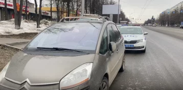 Фото: В Кемерове на проспекте Ленина инспекторы ГИБДД задержали водителя без прав 1