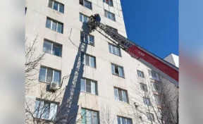 В Уфе спасателям дважды за день пришлось снимать повисшего на окне восьмого этажа мужчину