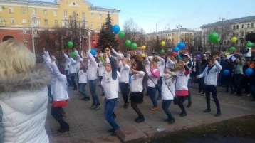 Фото: 300 кемеровчан устроили танцевальный флешмоб и отправили «Капсулу времени» 1