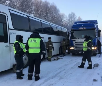 Фото: Полицейские и сотрудники МЧС помогли пассажирам сломавшегося на кузбасской трассе автобуса 1