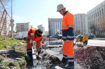Фото: В Кемерове ремонтируют разрушенный теплосетевиками асфальт на Ленина — Мичурина 1