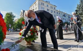Губернатор Кузбасса возложил цветы к Мемориалу Славы в День памяти и скорби