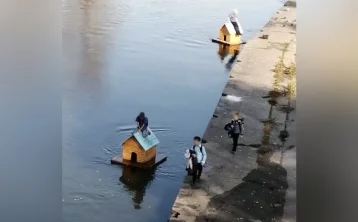 Фото: Опасные игры: в Кузбассе дети катались по реке на домиках для уток 1