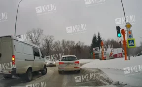 В Кемерове у ТЦ «Апельсин» произошло ДТП