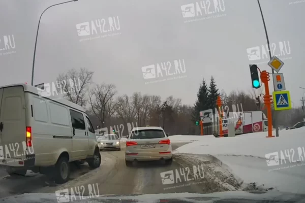 В Кемерове у ТЦ «Апельсин» произошло ДТП