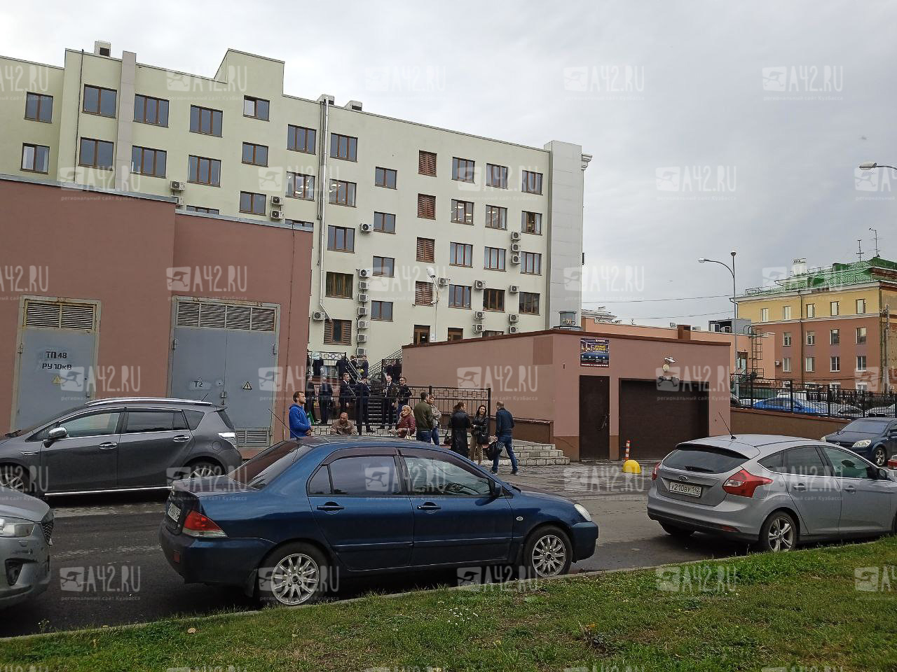 Очевидцы: в Кемерове эвакуировали посетителей бизнес-центра, автовокзала и университета из-за сообщений о минировании