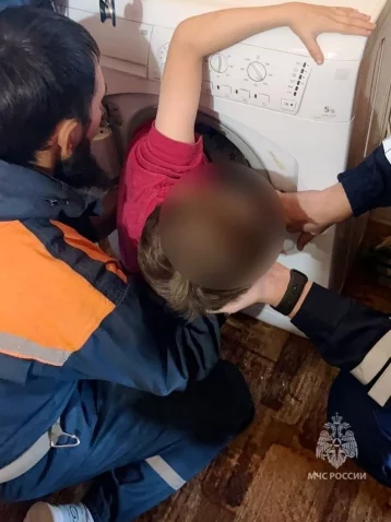 Фото: В Казани помощь спасателей потребовалась 5-летнему мальчику, застрявшему в стиральной машине 1