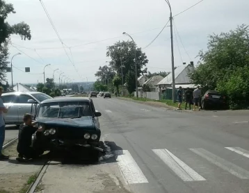 Фото: На кемеровском перекрёстке столкнулись ВАЗ-2106 и LADA Priora 1
