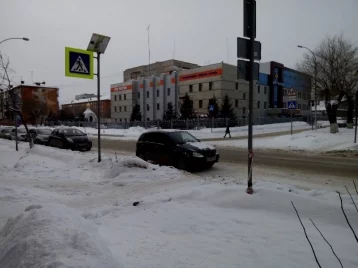 Фото: В Кемерове полиция нашла водителя, припарковавшего машину на пешеходном переходе 1