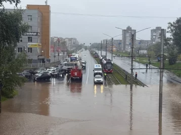 Фото: В Череповце из-за ливня затопило улицы 1