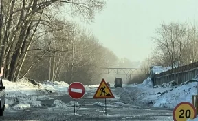 В Новокузнецке часть шоссе перекрыли из-за прорыва водопровода
