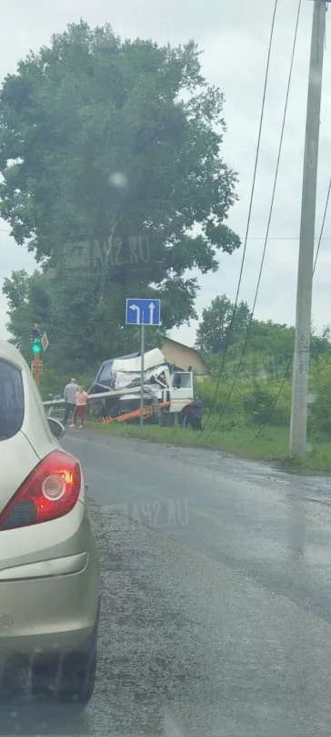 Фото: В Кемерове грузовик снёс светофор и фонарный столб 2