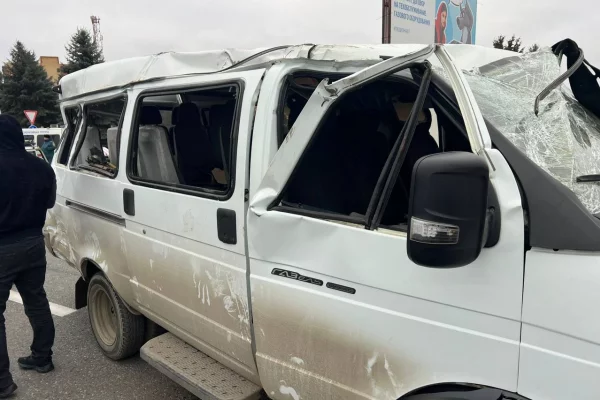 В Ингушетии после ДТП опрокинулся школьный микроавтобус, есть пострадавшие