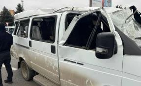 В Ингушетии после ДТП опрокинулся школьный микроавтобус, есть пострадавшие