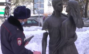 Кузбасские полицейские нашли школьников-каратистов, повредивших скульптуру молодожёнов
