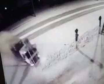 Фото: В Кузбассе момент ДТП с врезавшимся в стену грузовиком попал на видео 1