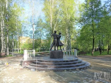 Фото: В Кемерове установили скульптуру «Школьный вальс» в Сквере Юности 1