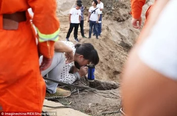 Фото: В Китае упавшего в 50-метровую скважину малыша спасали 10 экскаваторов  1
