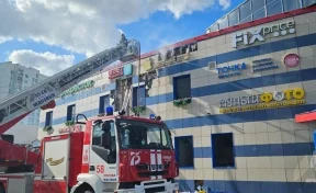 Около 100 человек эвакуировались из горящего ТЦ «Солнечный ветер» в Москве