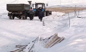 Ледовую переправу через Томь начали обустраивать в Мысках