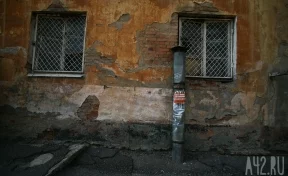 В Кемерове СК начал проверку после падения с фасада дома кирпичей, которые едва не задели двух детей
