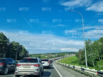Фото: Кемеровчане встали в километровой пробке на выезде из Лесной Поляны 2