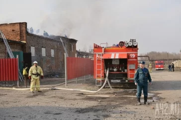 Фото: Появились фото с места крупного пожара в производственном здании в Кемерове 3