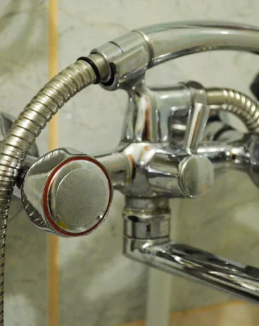 Вода перестала поступать жильцам верхних этажей в Таштаголе