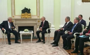 Путин проводит в Кремле встречу с президентом Палестины Аббасом 