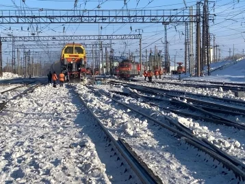 Фото: В Кузбассе привлекли дополнительную спецтехнику для очистки железнодорожных путей 1
