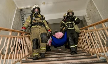 Фото: В Новокузнецке более 50 пожарных «тушили» здание горбольницы 3