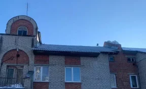 В Юрге починили просевшую из-за снега крышу многоквартирного дома