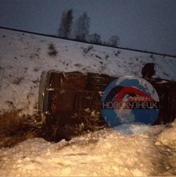 Фото: На кузбасской трассе опрокинулся автобус с рабочими, есть пострадавшие 1