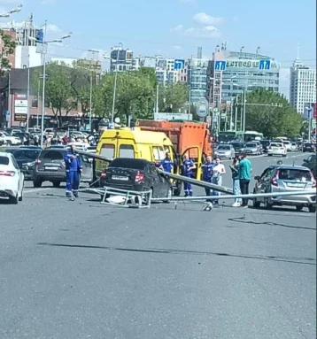 Фото: Возлюбленный сделал предложение тюменке после того, как на её машину упал столб 1