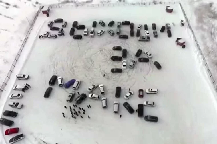 Фото: Житель Казахстана сделал предложение девушке, использовав 63 автомобиля 2