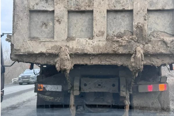 В Кемерове водителя грузовика оштрафовали за грязь на проезжей части