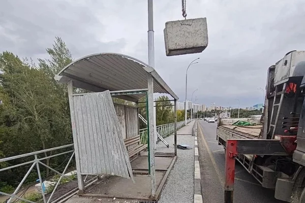 В Кемерове на Кузбасском мосту заменят разбитый остановочный павильон