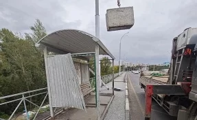 В Кемерове на Кузбасском мосту заменят разбитый остановочный павильон