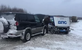 Полицейские Кузбасса помогли водителю внедорожника, застрявшему с пассажирами на трассе 