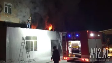 Фото: В Кемерове горит мебельный цех 3