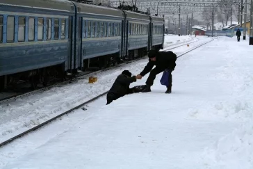 Фото: Полицейские оштрафовали двух кузбассовцев, едва не попавших под поезд 3