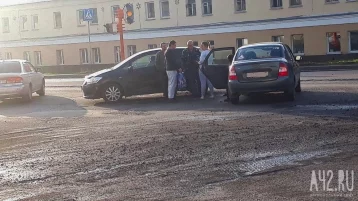 Фото: В Кемерове пьяный водитель Lada без прав врезался в Toyota 1