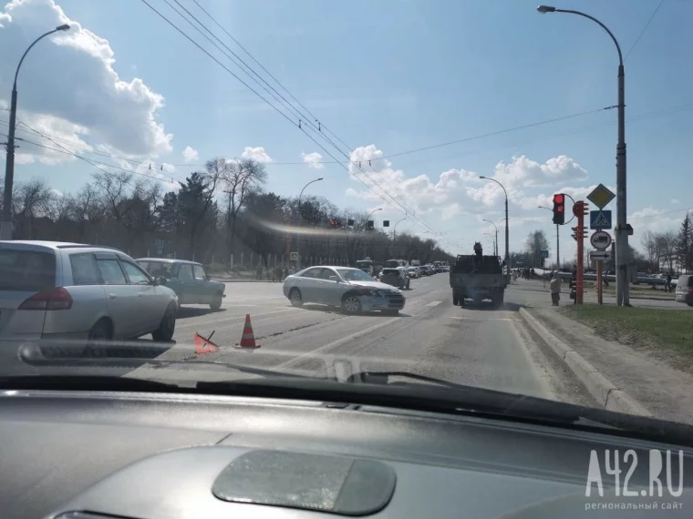Фото: ДТП на пересечении улицы Волгоградской и проспекта Химиков спровоцировало пробку 2